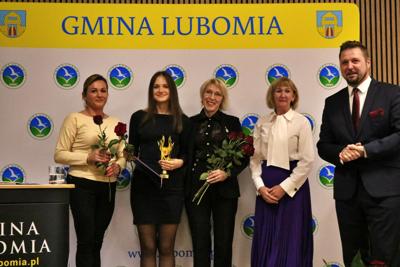 Zdjęcie przedstawia uczestników Gali