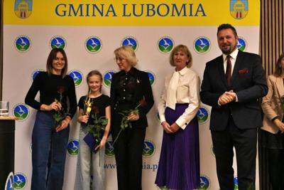 Zdjęcie przedstawia uczestników Gali