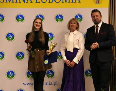 Zdjęcie przedstawia uczestników Gali