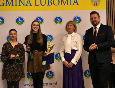 Zdjęcie przedstawia uczestników Gali