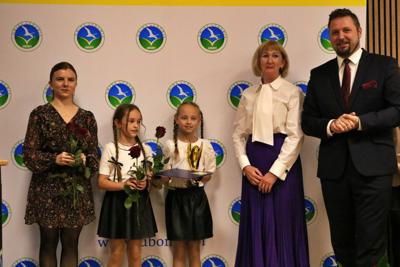 Zdjęcie przedstawia uczestników Gali