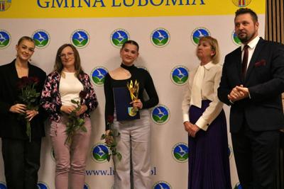 Zdjęcie przedstawia uczestników Gali