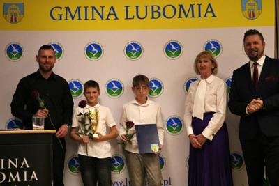 Zdjęcie przedstawia uczestników Gali