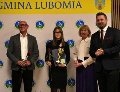 Zdjęcie przedstawia uczestników Gali