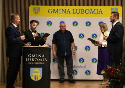 Zdjęcie przedstawia uczestników Gali