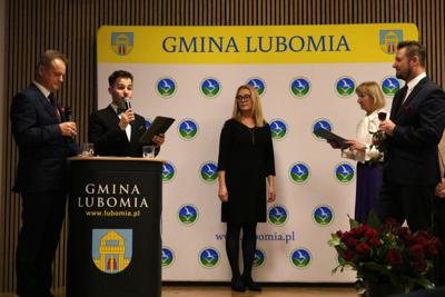 Zdjęcie przedstawia uczestników Gali