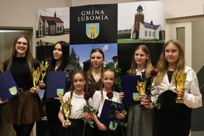 Zdjęcie przedstawia uczestników Gali