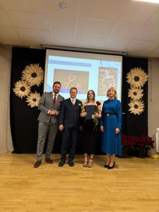 Zdjęcie przedstawia uczestników Gali