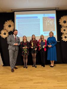 Zdjęcie przedstawia uczestników Gali