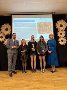 Zdjęcie przedstawia uczestników Gali