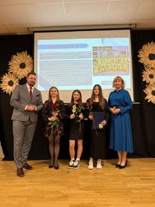 Zdjęcie przedstawia uczestników Gali