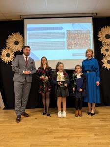 Zdjęcie przedstawia uczestników Gali