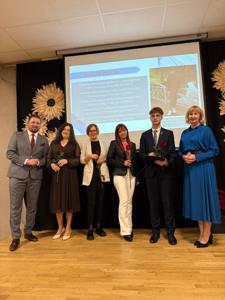 Zdjęcie przedstawia uczestników Gali