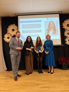 Zdjęcie przedstawia uczestników Gali