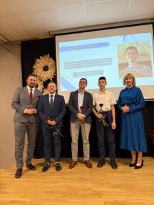 Zdjęcie przedstawia uczestników Gali