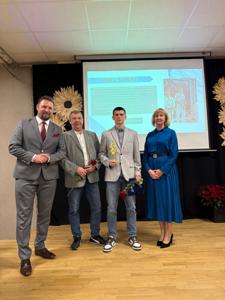 Zdjęcie przedstawia uczestników Gali