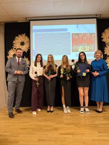 Zdjęcie przedstawia uczestników Gali