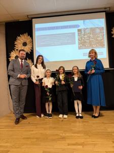 Zdjęcie przedstawia uczestników Gali