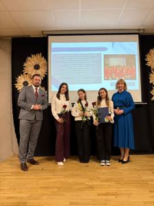 Zdjęcie przedstawia uczestników Gali