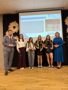 Zdjęcie przedstawia uczestników Gali