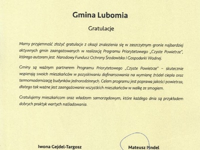 Zdjęcie przedstawia informacje o tym, że Gmina Lubomia została wyróżniona dyplomem jako jedna z najbardziej aktywnych gmin zaangażowanych w realizację programu "Czyste Powietrze".
