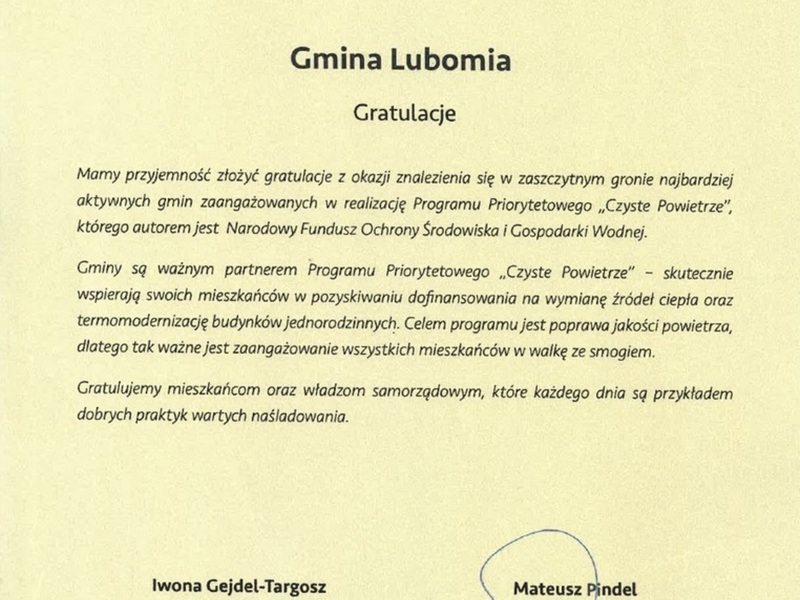 Zdjęcie przedstawia informacje o tym, że Gmina Lubomia została wyróżniona dyplomem jako jedna z najbardziej aktywnych gmin zaangażowanych w realizację programu "Czyste Powietrze".