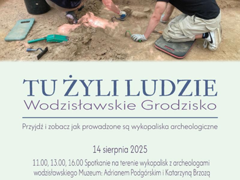 Plakat przedstawia informacje na temat spotkania, które odbędzie się 14 sierpnia od 11.00 do 16.00. Grodzisko zaprasza na dzień otwarty. Przyjść można o każdej porze. Prelekcje archeologów zaplanowano na 11.00, 13.00 i 16.00.