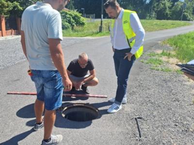 Przegląd drogi ul. Potokowej  w obecności Z-cy Wójta, Inspektora Nadzoru Robót Drogowych oraz przedstawiciela Wykonawcy firmy Borbud
