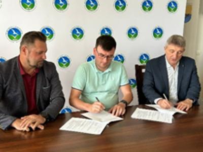 Zdjęcie przedstawia podpisanie umowy na projekty przebudowy przepustów w Syryni i Lubomi