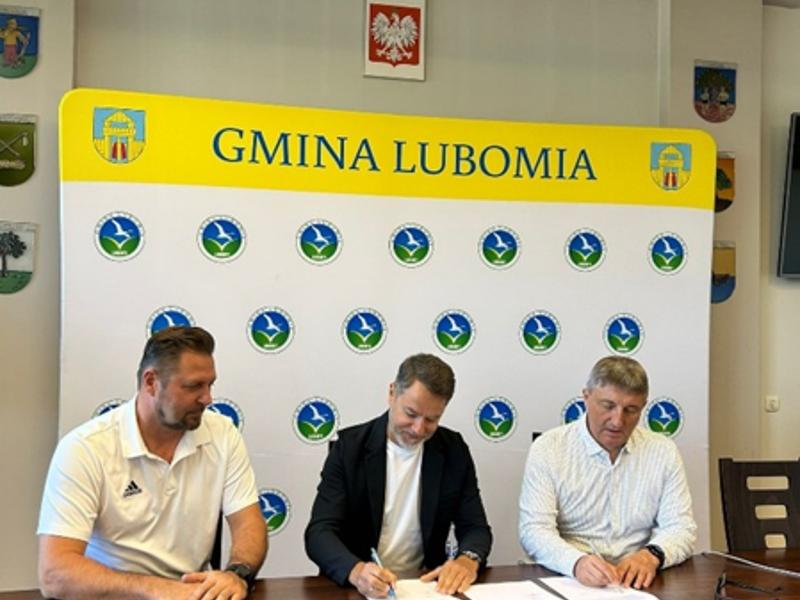 Zdjęcie przedstawia podpisanie umowy na projekt „Księżoka”