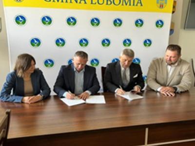 Zdjęcie przedstawia podpisanie umowy z Wodami Polskimi.