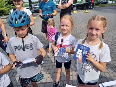 Zdjęcie zawiera uczestników zabawy promujących akcję Paszportu Turystycznego „Skarby Morawskich Wrót” 