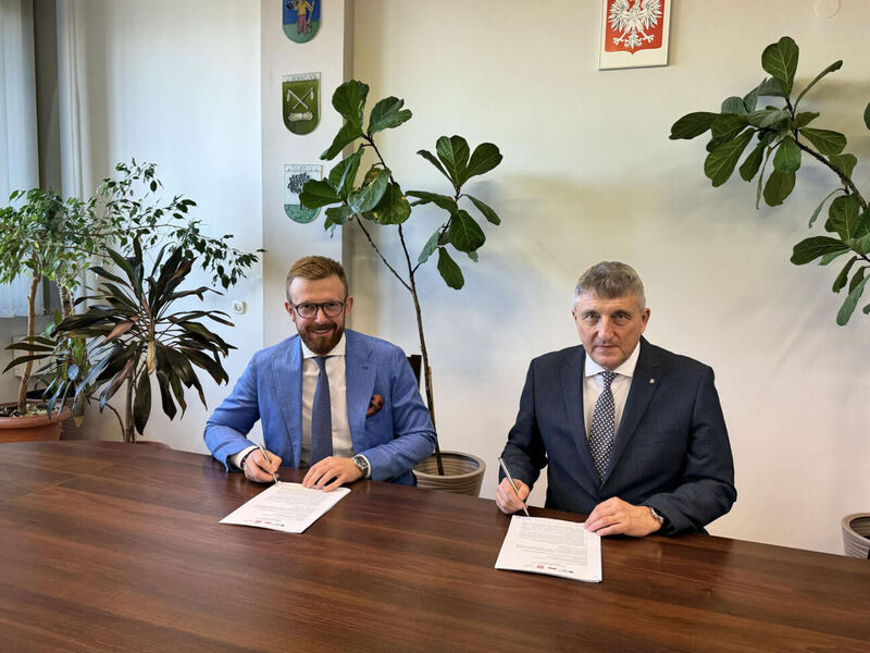 Zdjęcie przedstawia podpisanie umowy na modernizację źródeł ciepła
