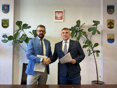 Zdjęcie przedstawia podpisanie umowy na modernizację źródeł ciepła