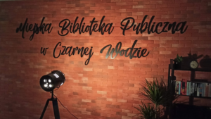 Napis na ścianie: Miejska Biblioteka Publiczna w Czarnej Wodzie