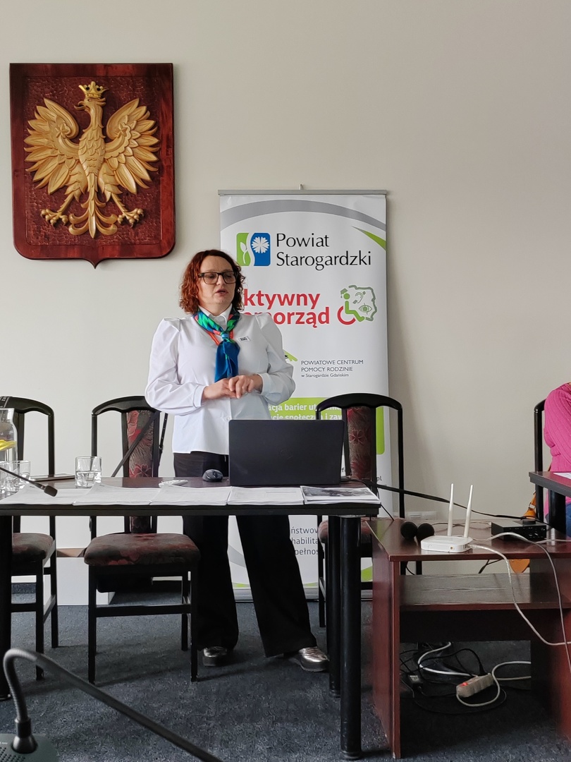 W sali konferencyjnej odbyło się spotkanie informacyjno-doradcze dla osób z niepełnosprawnościami.