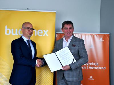 Dyrektor Rejonu z Budimexu Antoni Ciepielewski i Dyrektor Oddziału GDDKiA Karol Markowski podczas podpisania umowy na rozbudowę DK22 na odcinku od Czerska do Czarnej Wody/ fot. GDDKiA