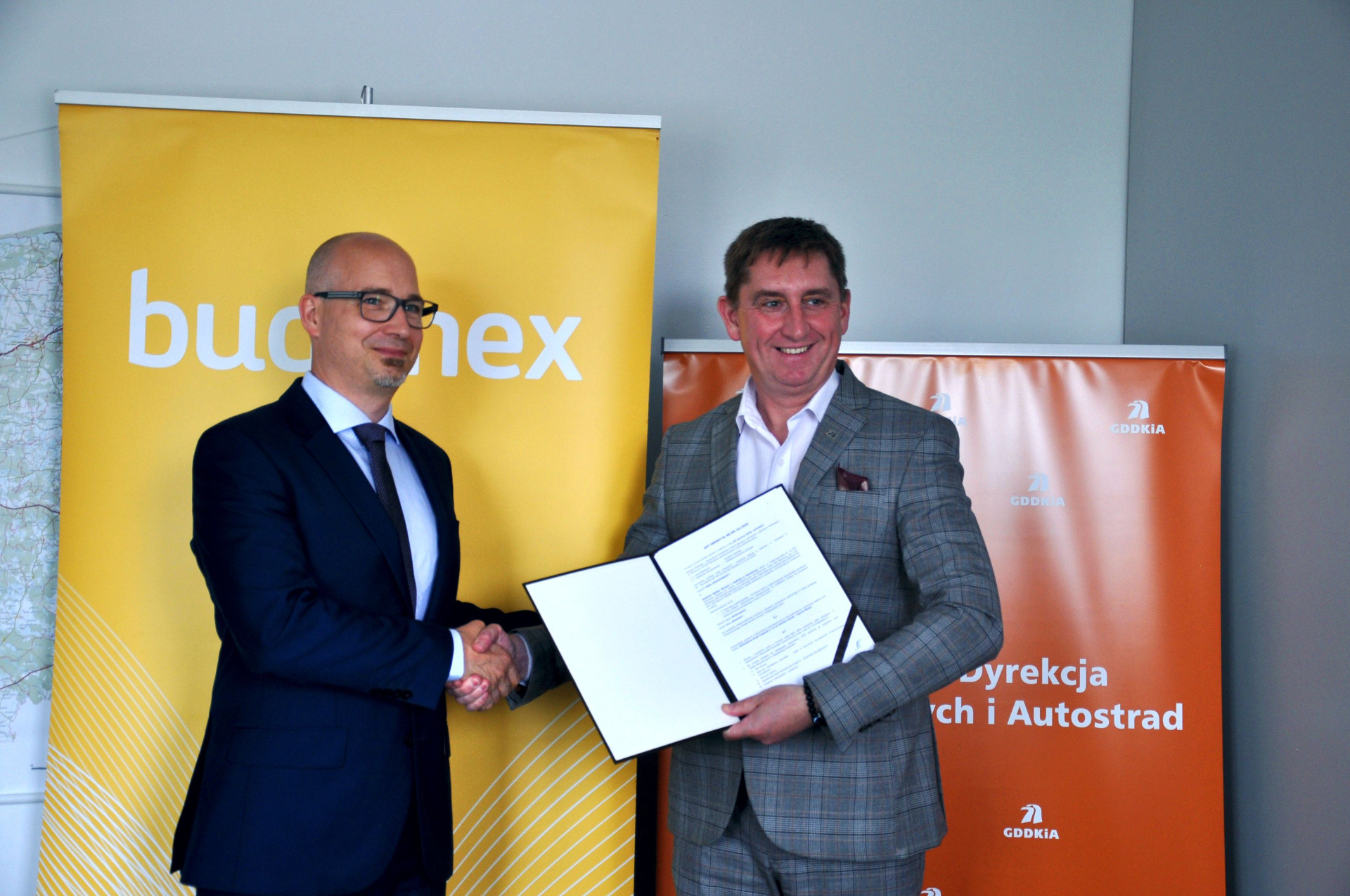 Dyrektor Rejonu z Budimexu Antoni Ciepielewski i Dyrektor Oddziału GDDKiA Karol Markowski podczas podpisania umowy na rozbudowę DK22 na odcinku od Czerska do Czarnej Wody/ fot. GDDKiA