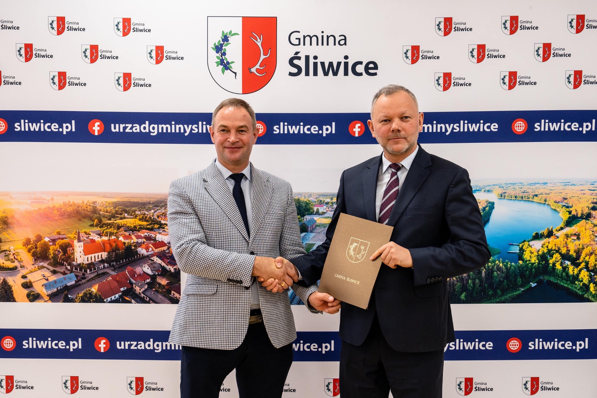 Burmistrz Arkadiusz Gliniecki i wójt Daniel Kożuch podpisali umowę.