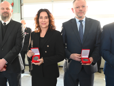 Grono samorządowców uhonorowano medalem. 