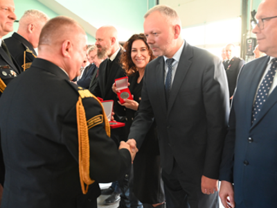 Medal 30-lecia KSRG burmistrzowi Arkadiuszowi Glinieckiemu wręczył nadbrygadier Jacek Niewęgłowski. 