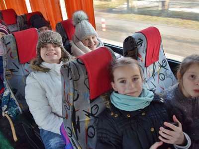 Dziewczynki w autobusie