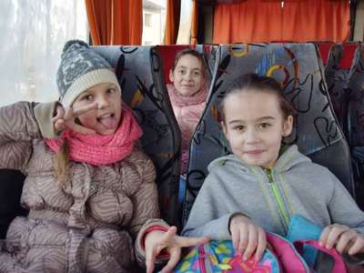 Dziewczynki w autobusie