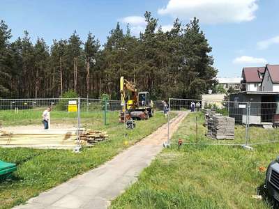 Widok na działkę i budowę 