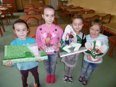 Dziewczynki pozują do zdjecia 