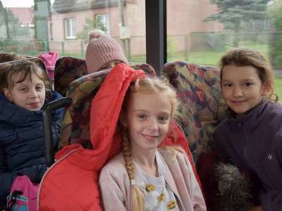 Dziewczynki pozują do zdjecia w autobusie