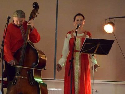 Zdjęcie przedstawia mężczyznę i kobietę grających koncert 