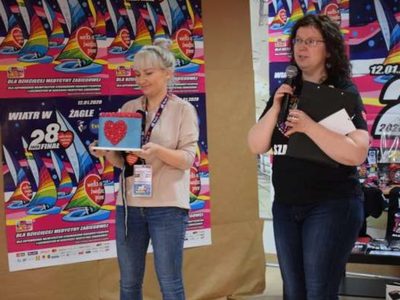 Zdjęcie przedstawia dwie kobiety podczas licytacji 
