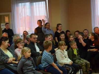 Zdjęcie przedstawia gości podczas licytacji 