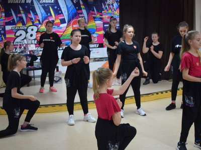 Zdjęcie przedstawia grupę taneczną podczas występu 